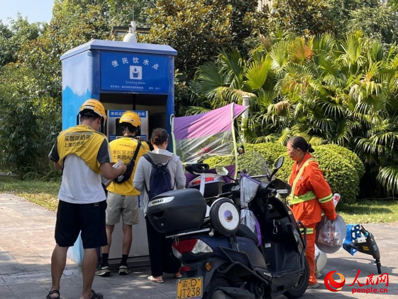 9月5日，正在“0011”號便民飲水點排隊接水的市民。周小平攝